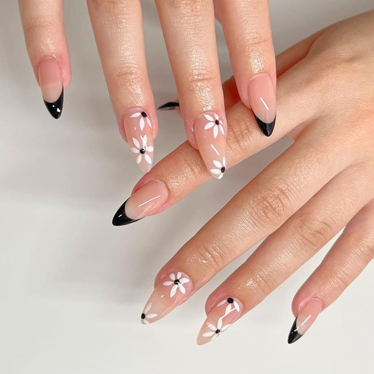 Transformez vos ongles avec Kit d'ongles autocollants dÃ©tachables, 24pcs Ongles faux amande longs, design de fleurs mignon de France, Longueur